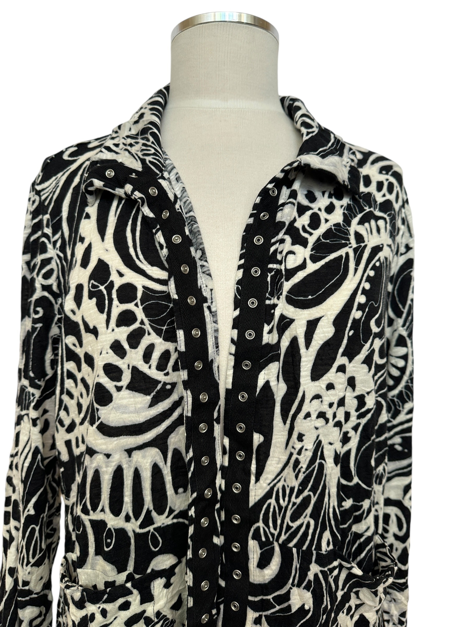 snap front tunic or jacket in black & white print crinkle