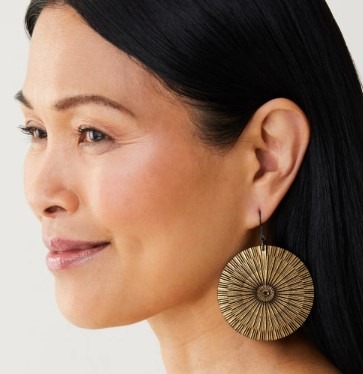 model with gold saule leather earring